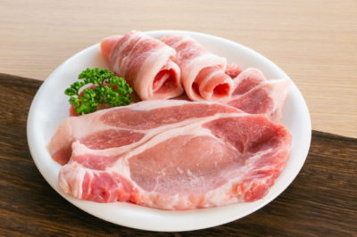 白いお皿の上の生の豚肉