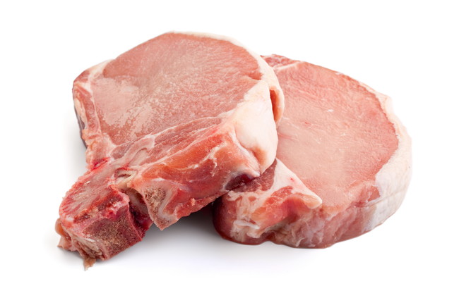 白い台に置かれた生の豚肉