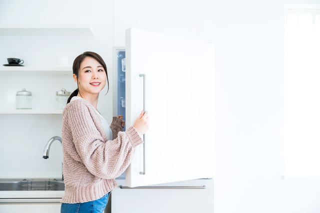 冷蔵庫を開ける女性