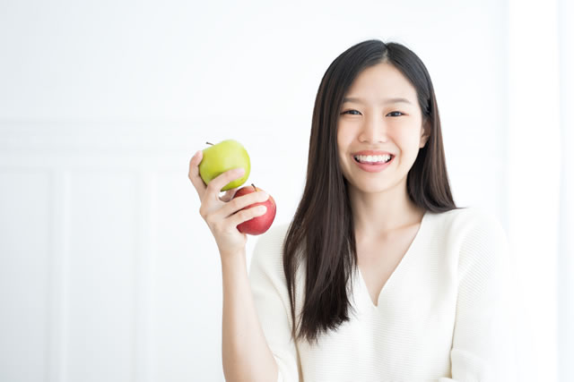 りんごを持つ女性