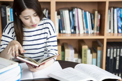 図書室で勉強する女性
