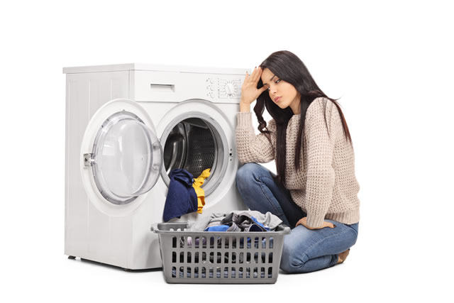 洗濯機が壊れて悩む女性