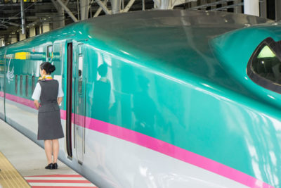 新幹線と女性乗員
