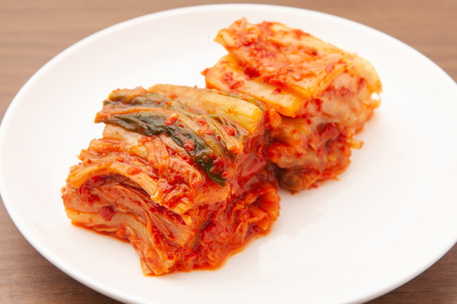 白いお皿の上に盛られたキムチ