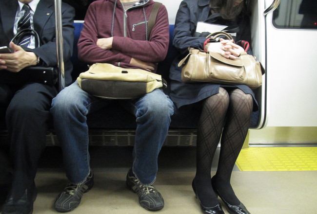 電車で座っている乗客の様子