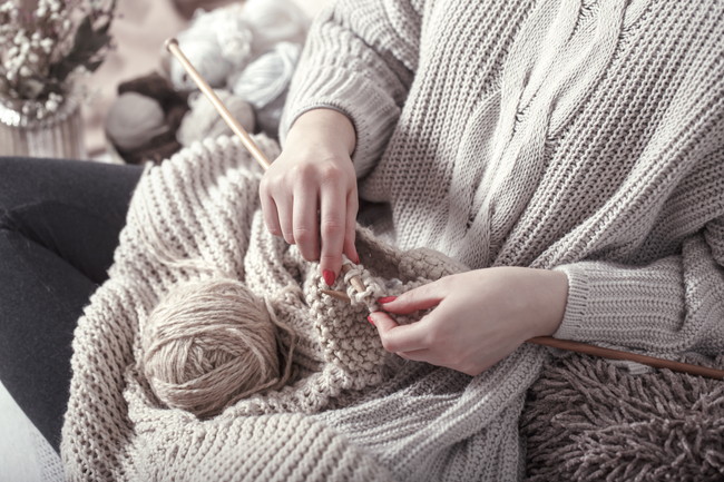 編み物をしている女性