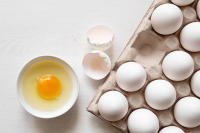 白い台の上に置かれた複数の生卵