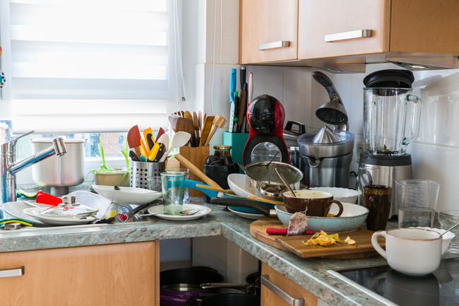 使った調理器具や汚れた食器で散らかっているキッチン