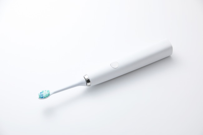 白い台の上の電動歯ブラシ