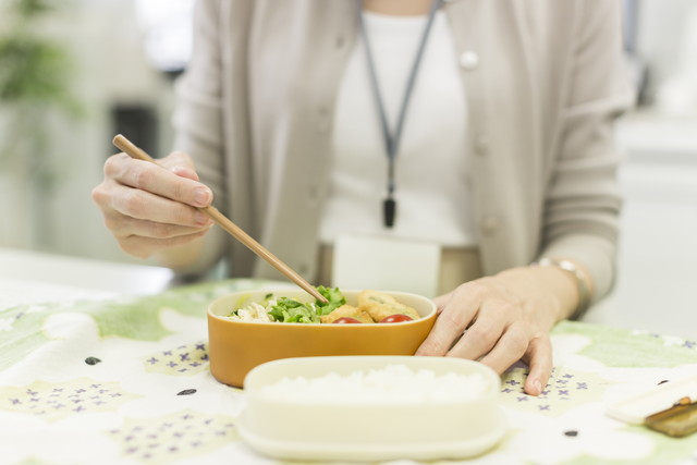 職場でお弁当を食べる女性