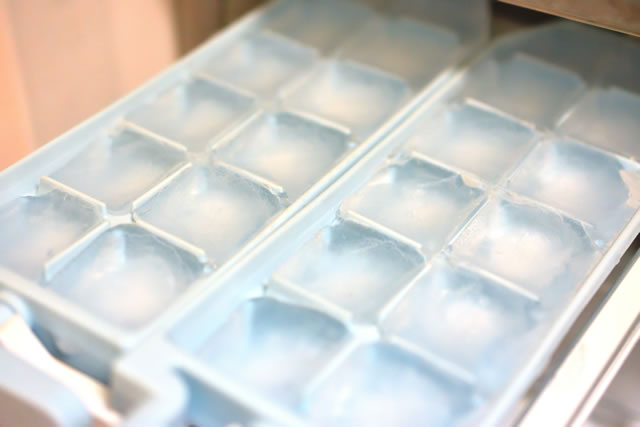 アルミ素材の製氷皿