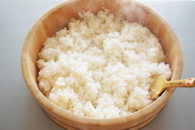 寿司桶の中の酢飯