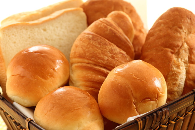 ロールパン・クロワッサン・食パンなどカゴに入った複数のパン