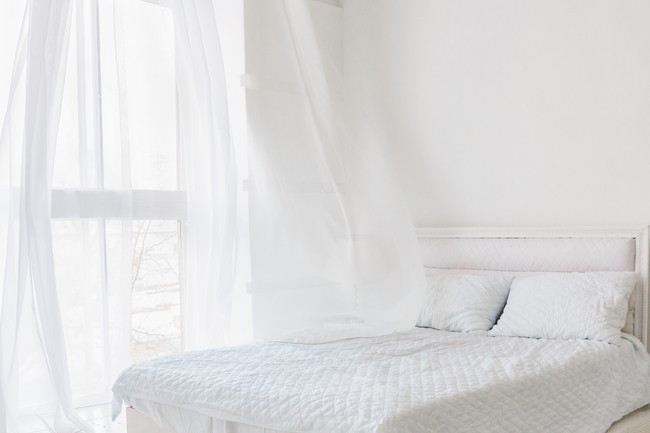 白いベッドと白いカーテン