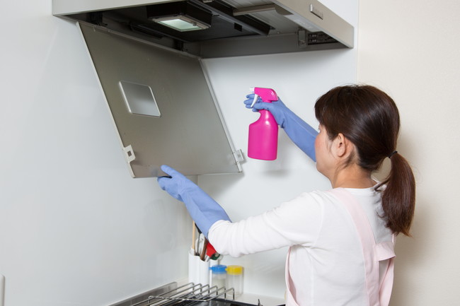 キッチンの換気扇を掃除する女性