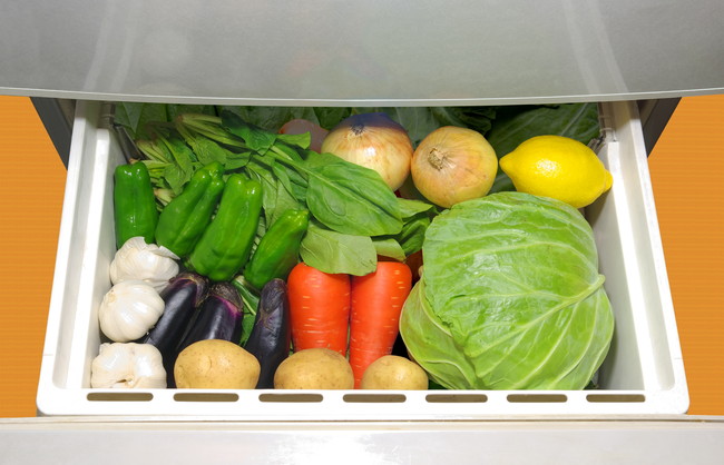 野菜がたくさん入っている冷蔵庫の野菜室