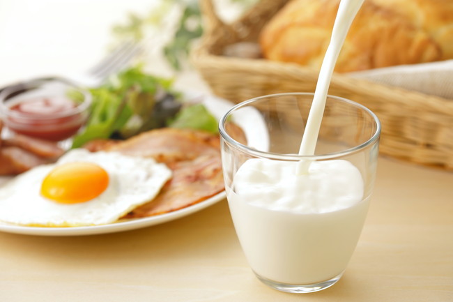 朝食と牛乳