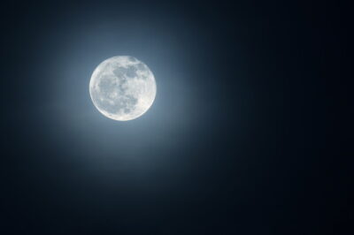 夜空に輝く美しい月