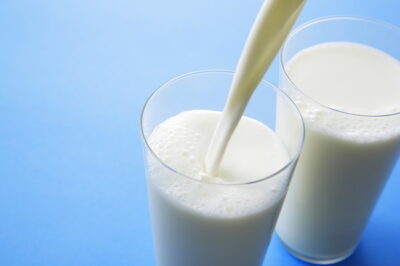コップに牛乳を注いでいるところ