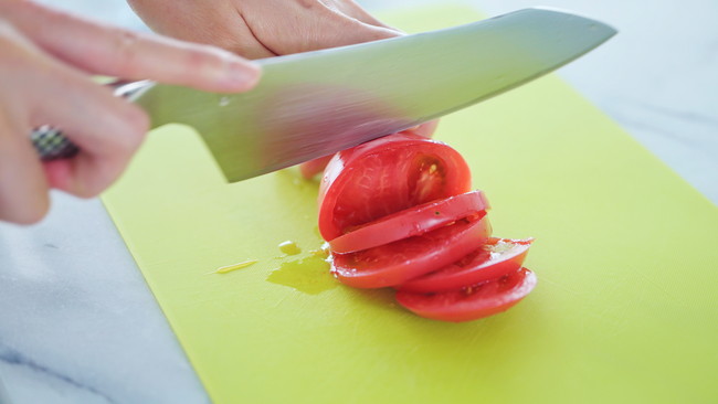 包丁でトマトをスライスしているところ