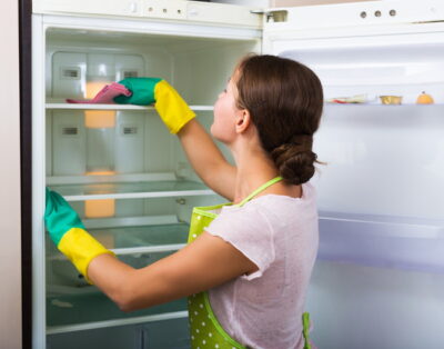 冷蔵庫の中を掃除する女性