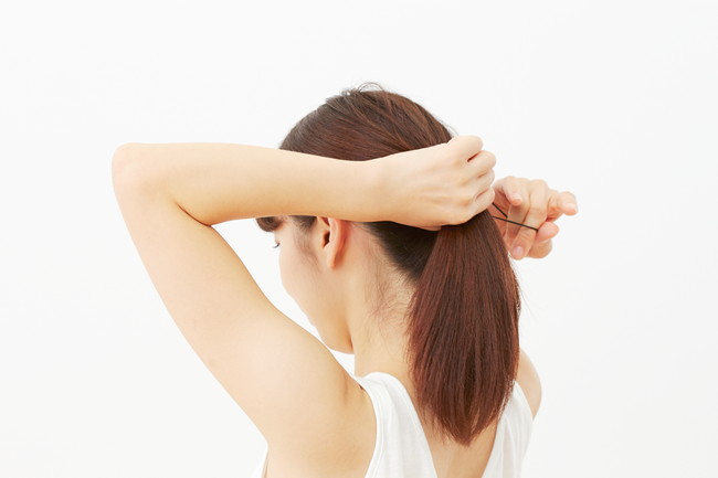 髪を一つにまとめている女性