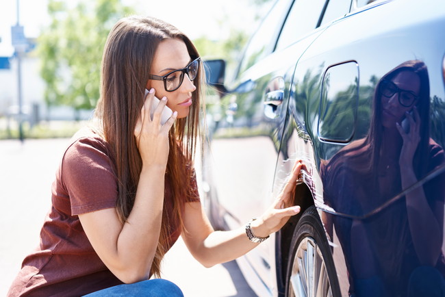 車の故障で電話をしている女性