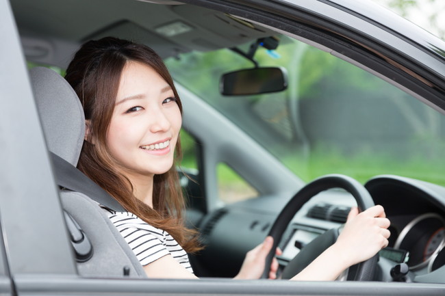 車を運転している女性