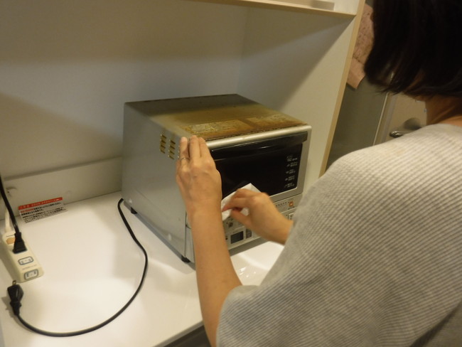 トースターを掃除する女性