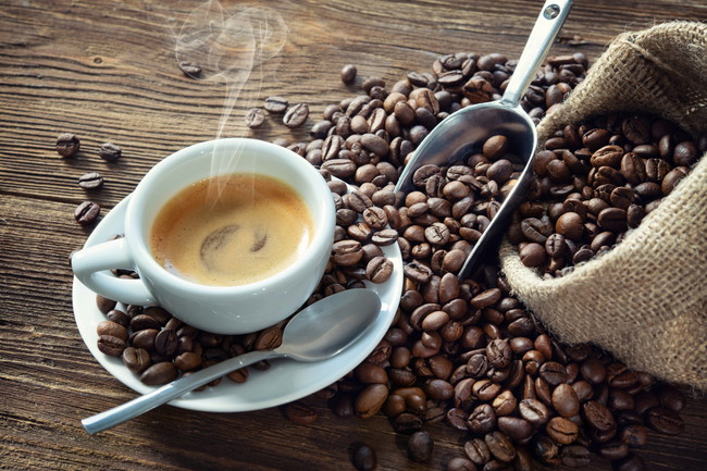 コーヒー豆とホットコーヒー