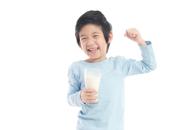 笑顔で牛乳を飲む少年