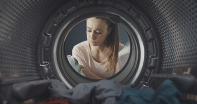 洗濯機を使っている女性