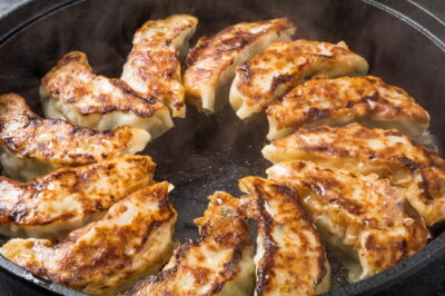 焼き色のついた焼き餃子