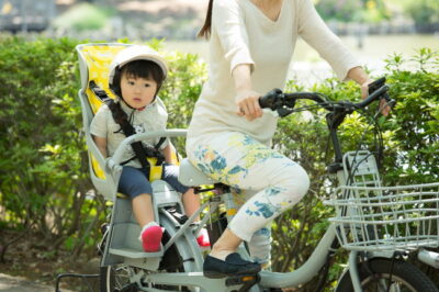 電動自転車に乗る親子