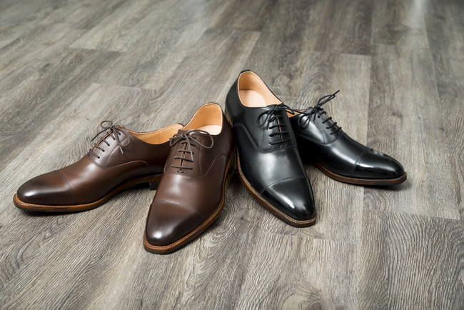 男性用の黒と茶色の革靴
