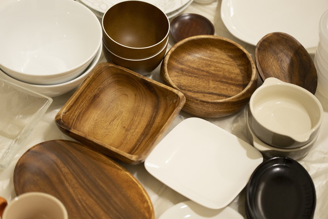 木製の食器と陶器の食器