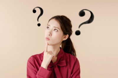 女性が疑問に思っている様子