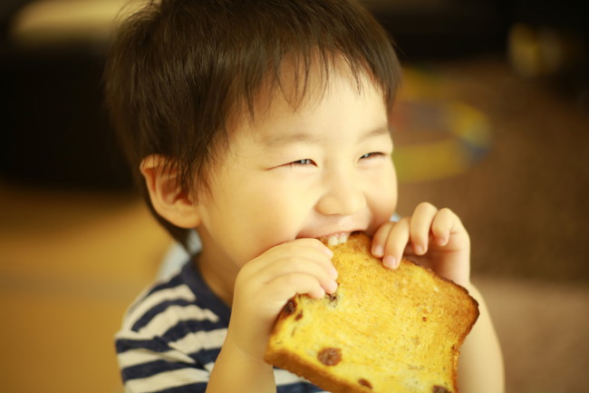 食パンを食べる男の子
