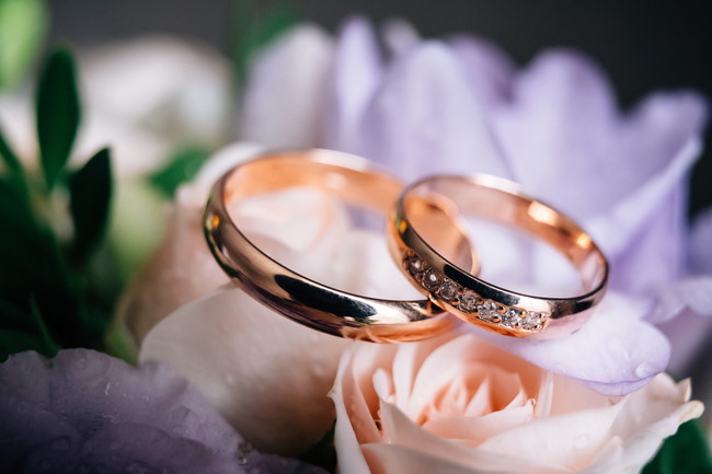 花の上の結婚指輪
