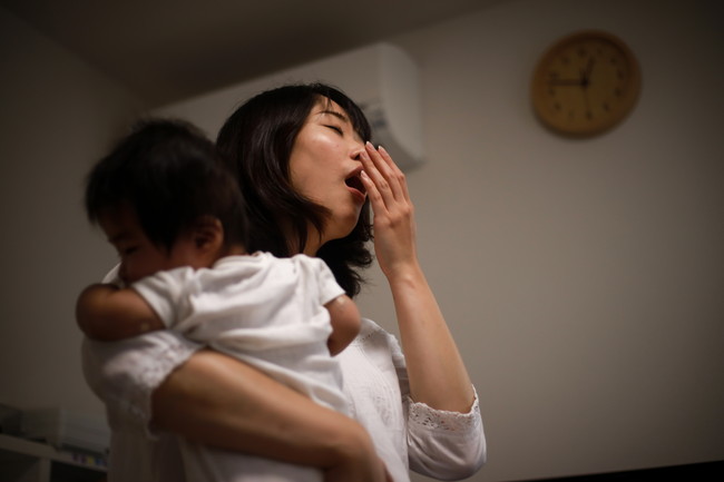 夜泣きの子どもを抱っこする母親