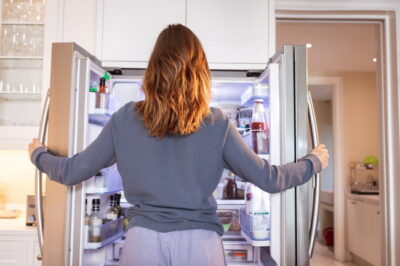 冷蔵庫を使う女性