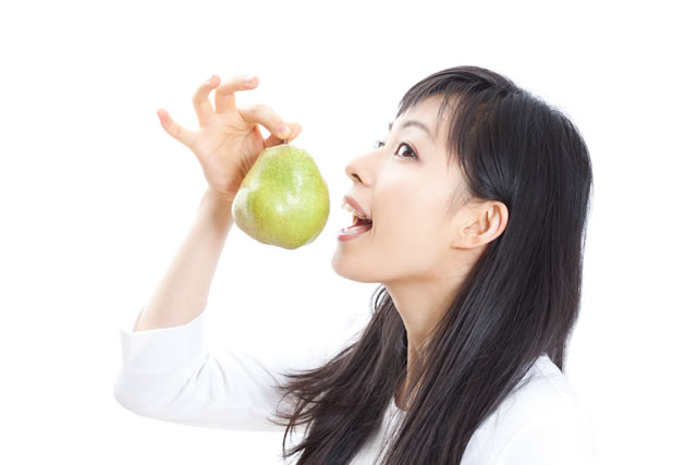 梨を食べる女性