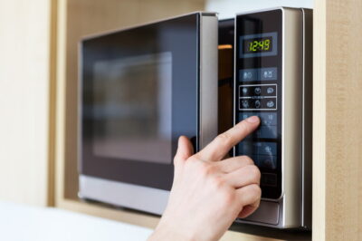 オーブンレンジのボタンを操作しているところ