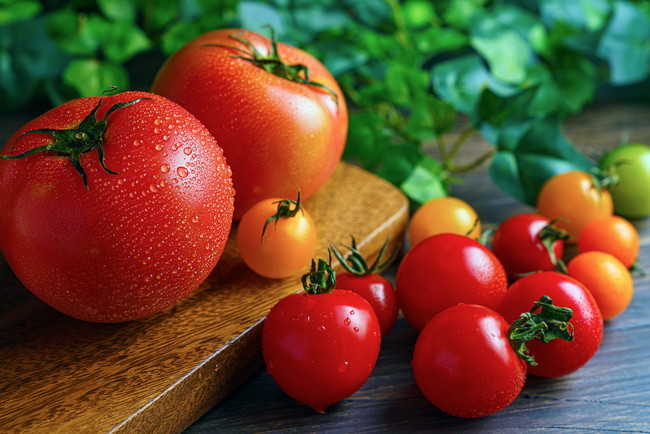 水滴のついた新鮮なトマト