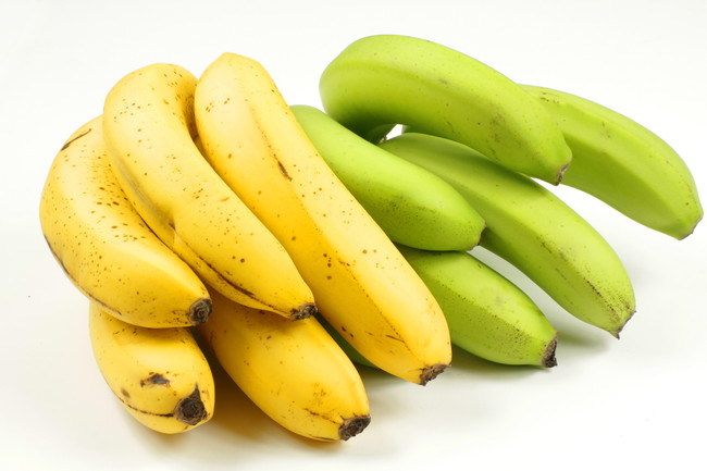 完熟バナナと皮が青いバナナ