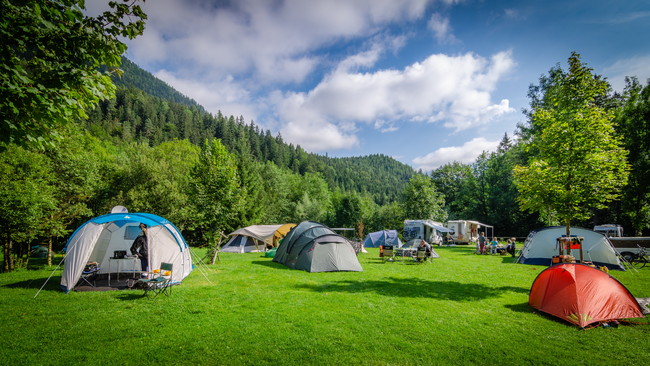 キャンプ場のテント