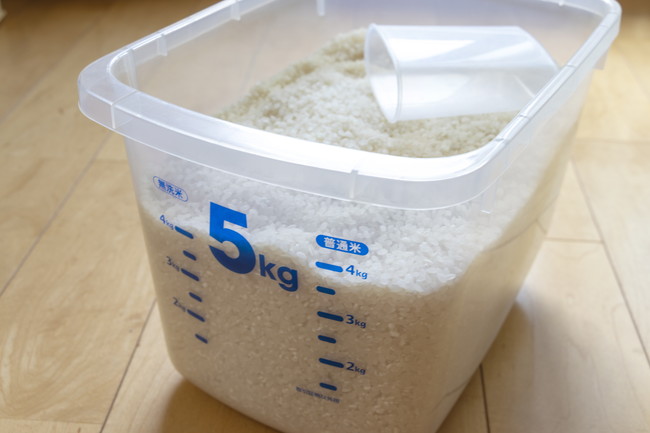 透明なプラスチックの米びつ