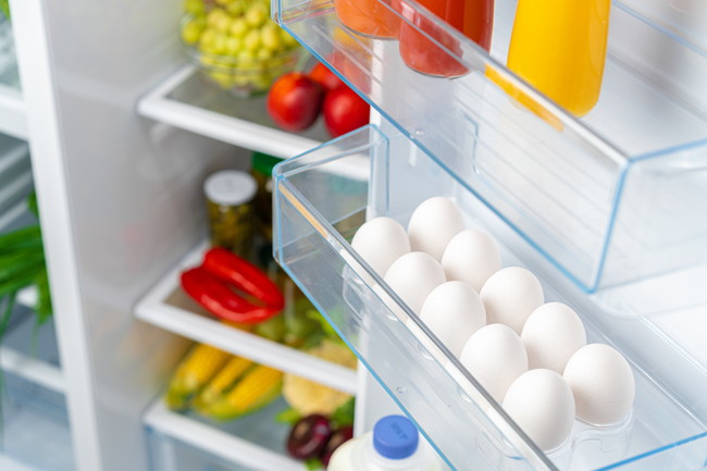 卵や野菜の入った冷蔵庫