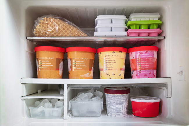 アイスクリームが詰まった冷凍庫