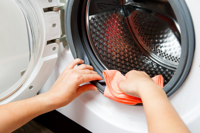 洗濯機のメンテナンスをする女性